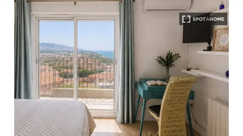 Dormitori de Apartament per a compartir en Montgat amb Aire condicionat, Terrassa i Moblat