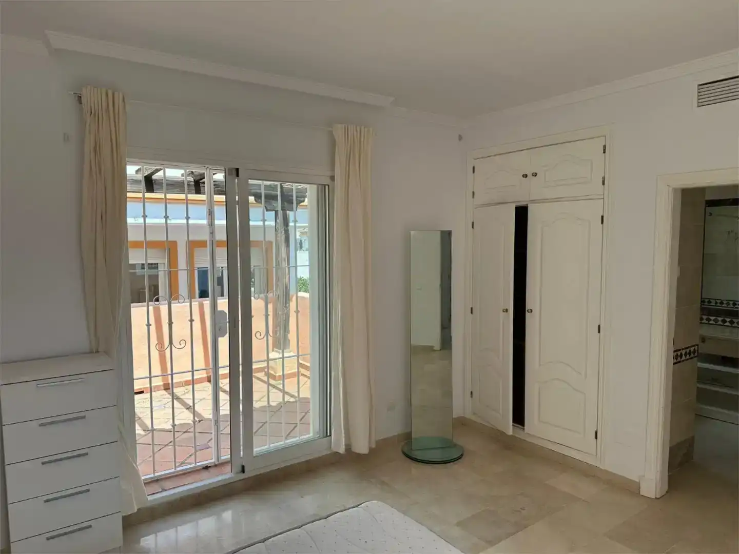 Dormitori de Casa adosada de lloguer en Marbella amb Aire condicionat, Piscina i Balcó