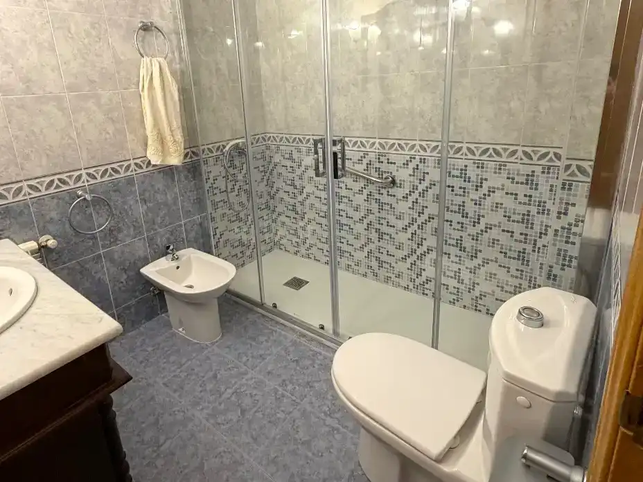 Bany de Pis de lloguer en Béjar amb Parquet, Moblat i Balcó