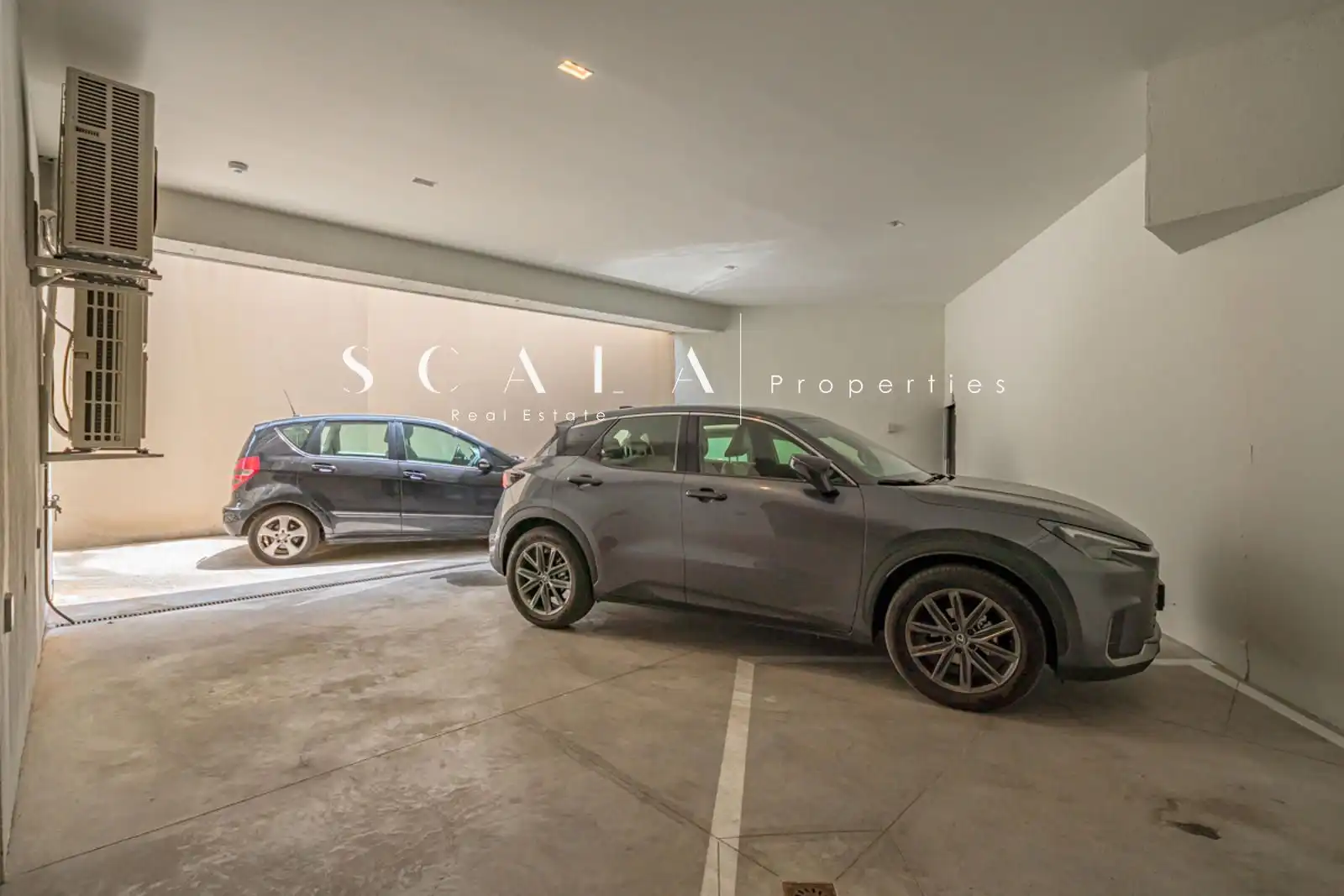 Aparcament de Dúplex de lloguer en Madrid amb Aire condicionat, Calefacció i Jardí privat