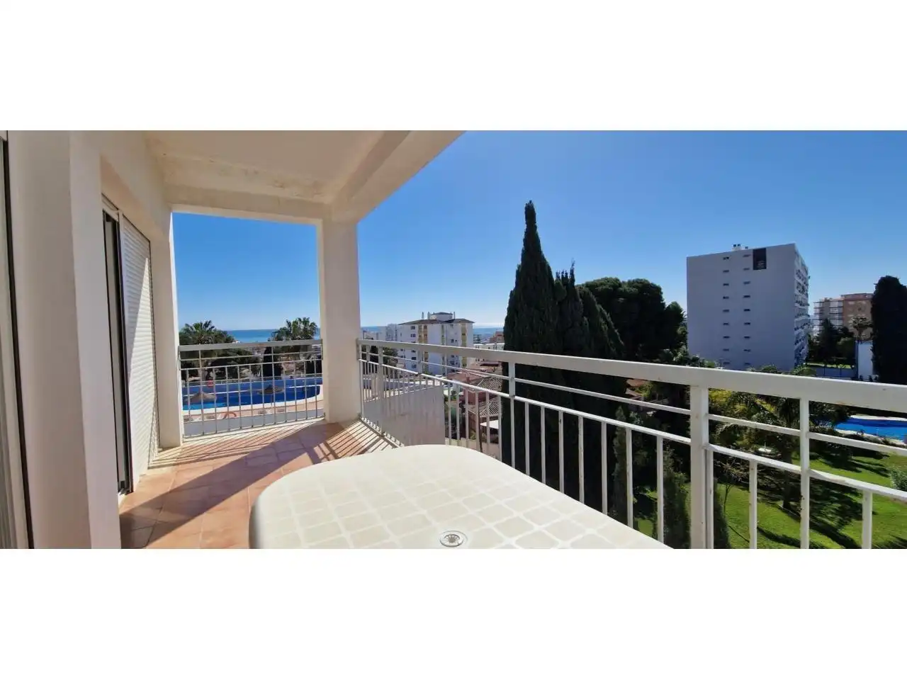 Vista exterior de Apartament en venda en Benalmádena amb Aire condicionat, Jardí privat i Terrassa