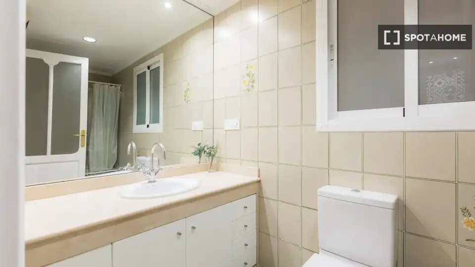 Baño de Piso de alquiler en Valencia con Aire acondicionado, Calefacción y Amueblado