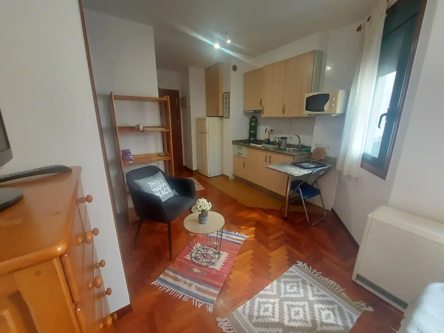 Sala d'estar de Estudi de lloguer en Vigo  amb Parquet, Moblat i Forn