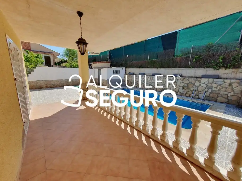 Exterior view of Houses for rent in Batres  with Heating, Terrace and Swimming Pool