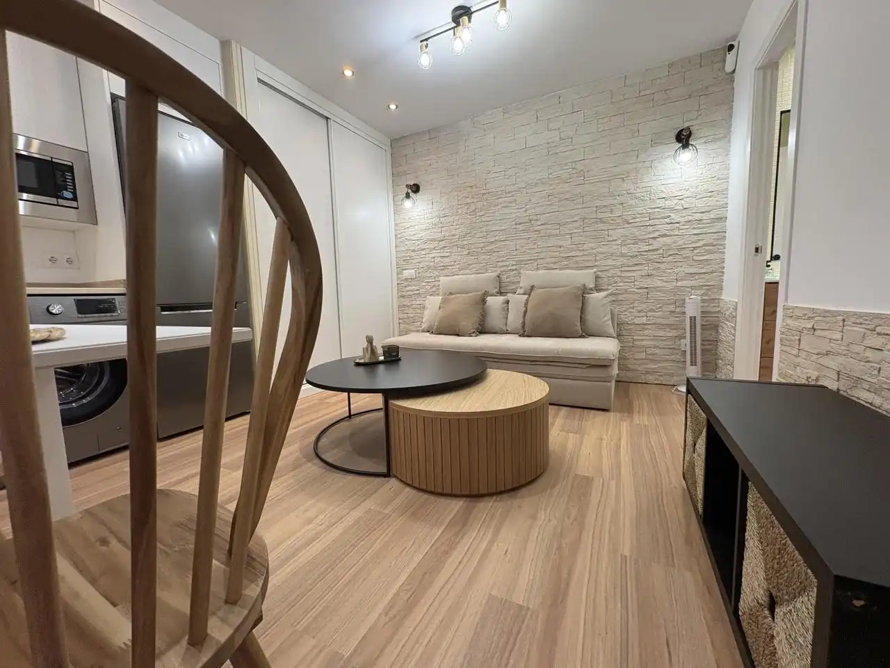 Sala d'estar de Estudi en venda en Madrid amb Aire condicionat i Moblat