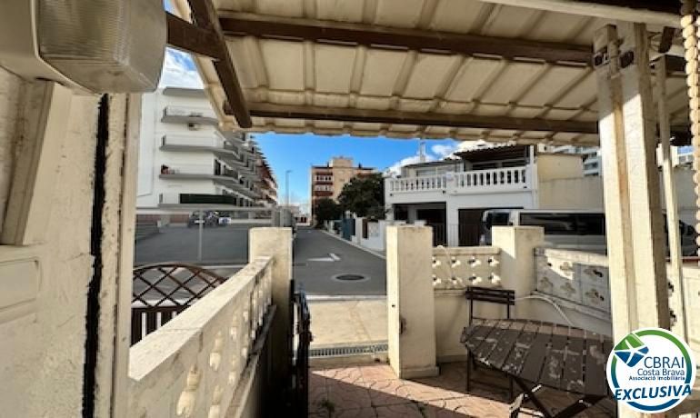 Vista exterior de Casa o xalet en venda en Empuriabrava amb Aire condicionat, Terrassa i Moblat