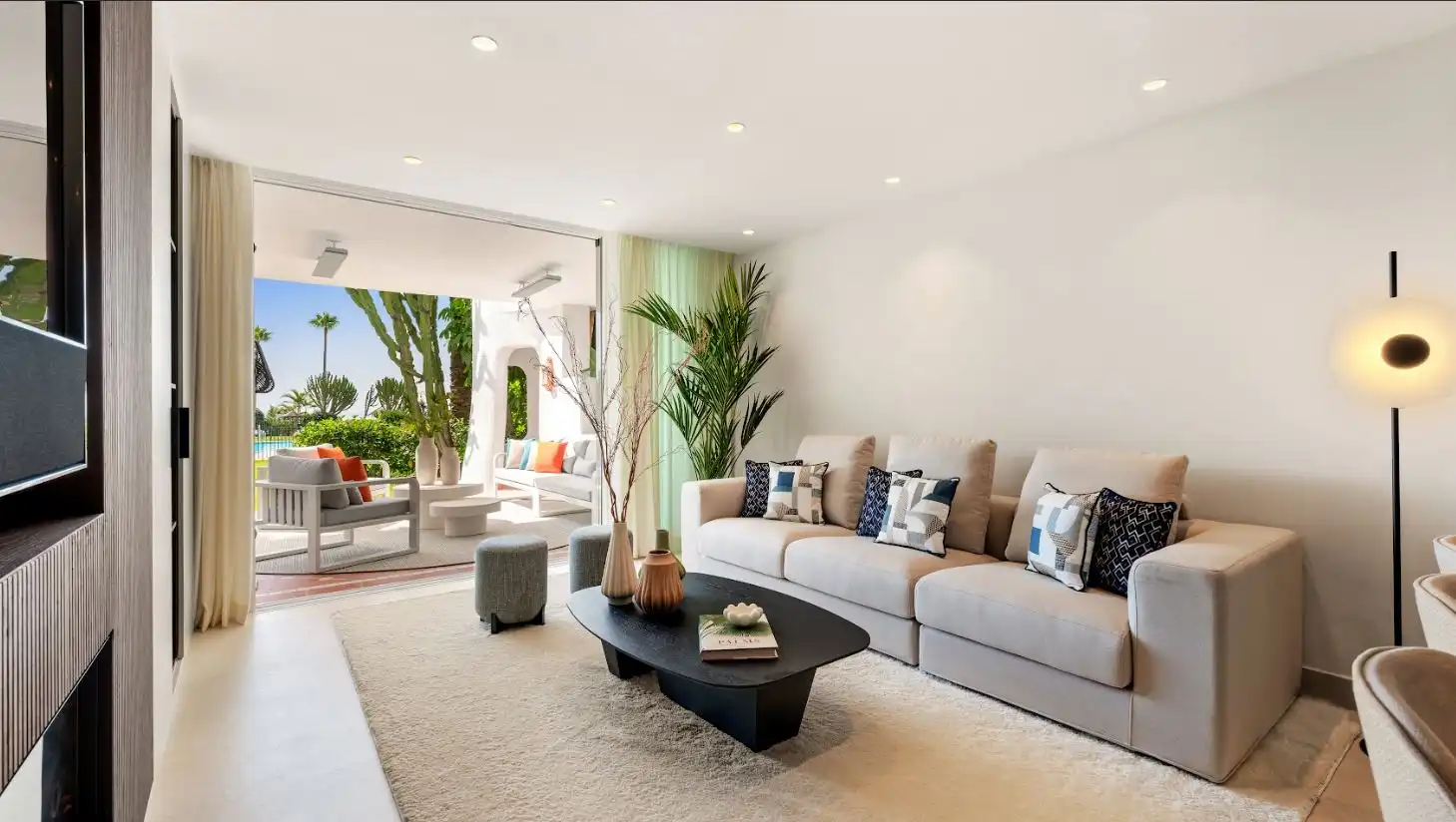 Sala d'estar de Planta baixa en venda en Estepona amb Aire condicionat, Calefacció i Jardí privat