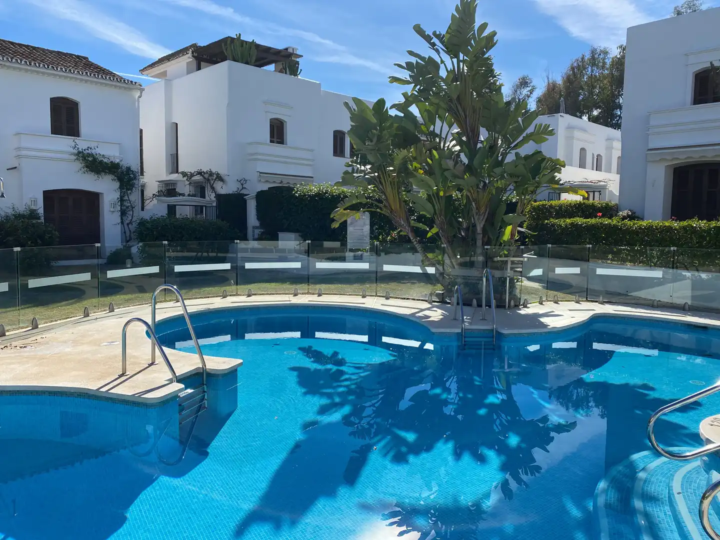 Piscina de Casa adosada de alquiler en Estepona con Aire acondicionado, Calefacción y Terraza