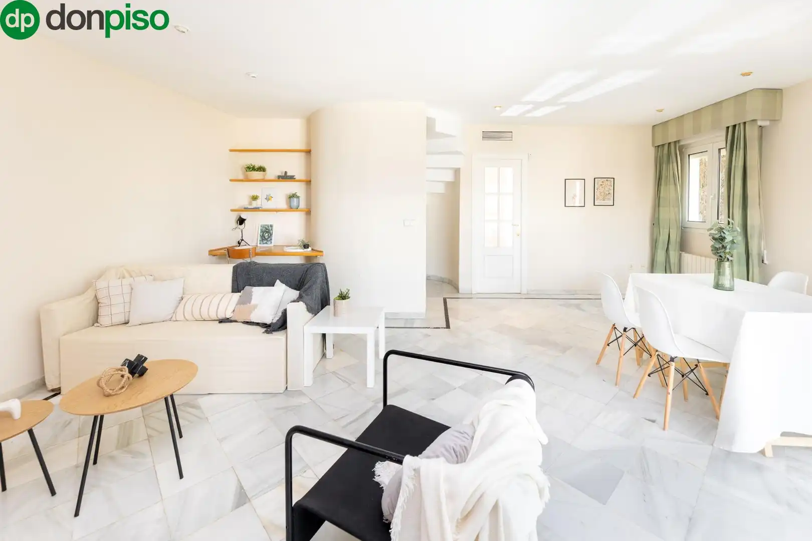 Sala de estar de Casa o chalet en venta en Granada con Aire acondicionado, Calefacción y Jardín privado
