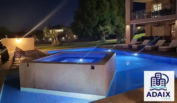 Schwimmbecken von Haus oder Chalet zum Verkauf in Layos mit Klimaanlage, Heizung und Parkett