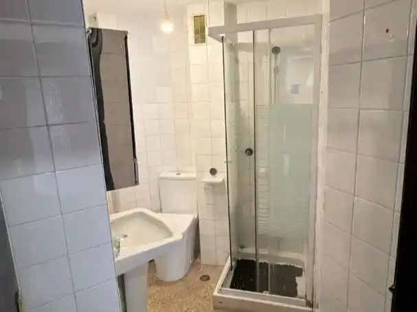 Bany de Pis en venda en  Granada Capital amb Aire condicionat i Balcó