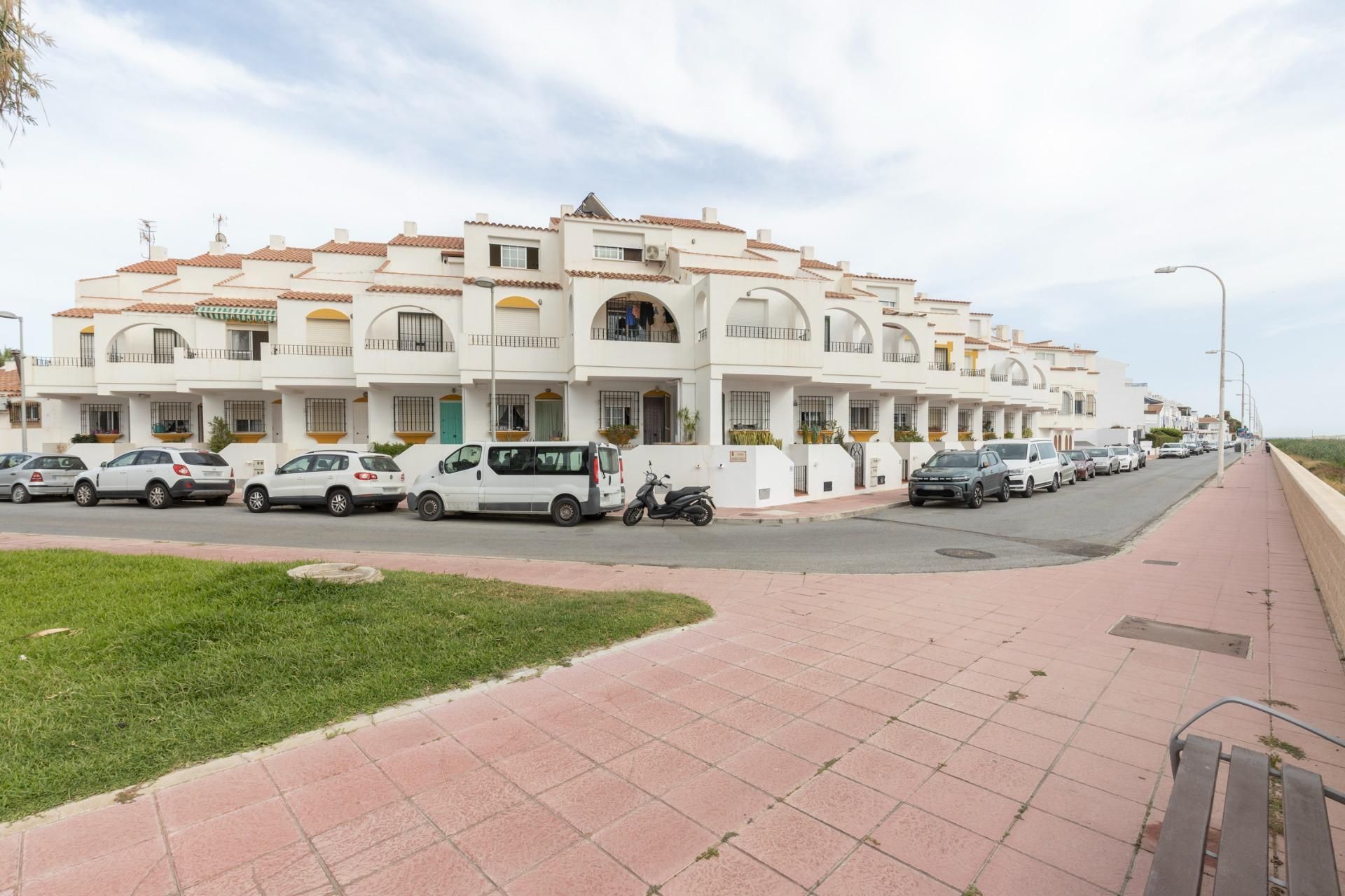 Vista exterior de Casa adosada en venta en Motril con Piscina comunitaria
