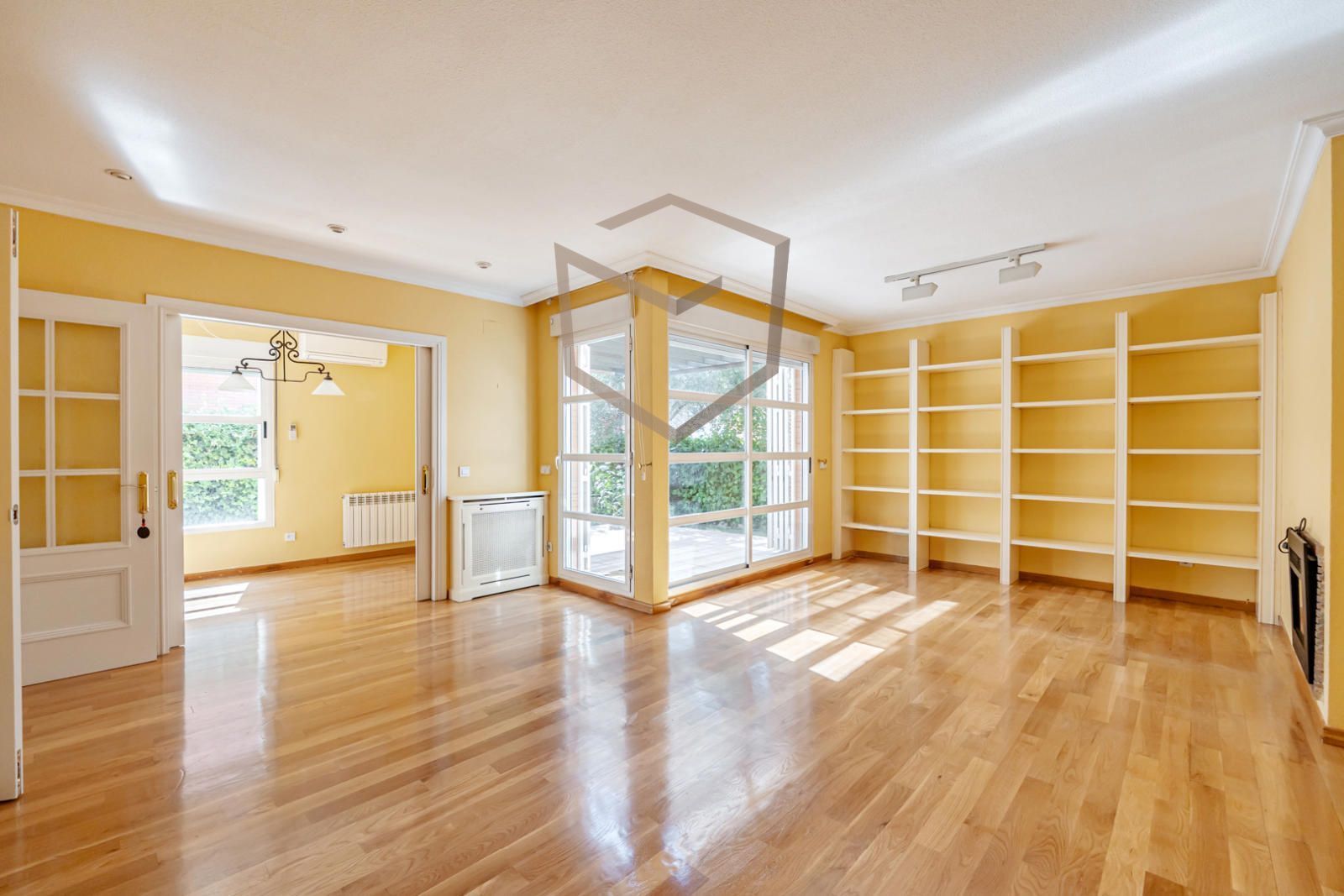 Sala de estar de Casa adosada en venta en  Madrid Capital con Aire acondicionado, Calefacción y Jardín privado