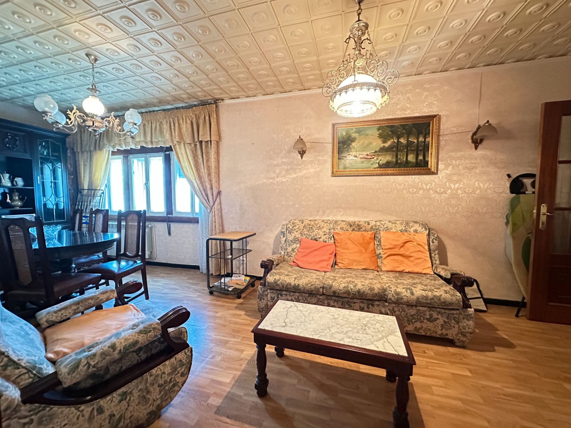 Living room of Flat for sale in Santiago de Compostela   with Heating, Parquet flooring and Storage room