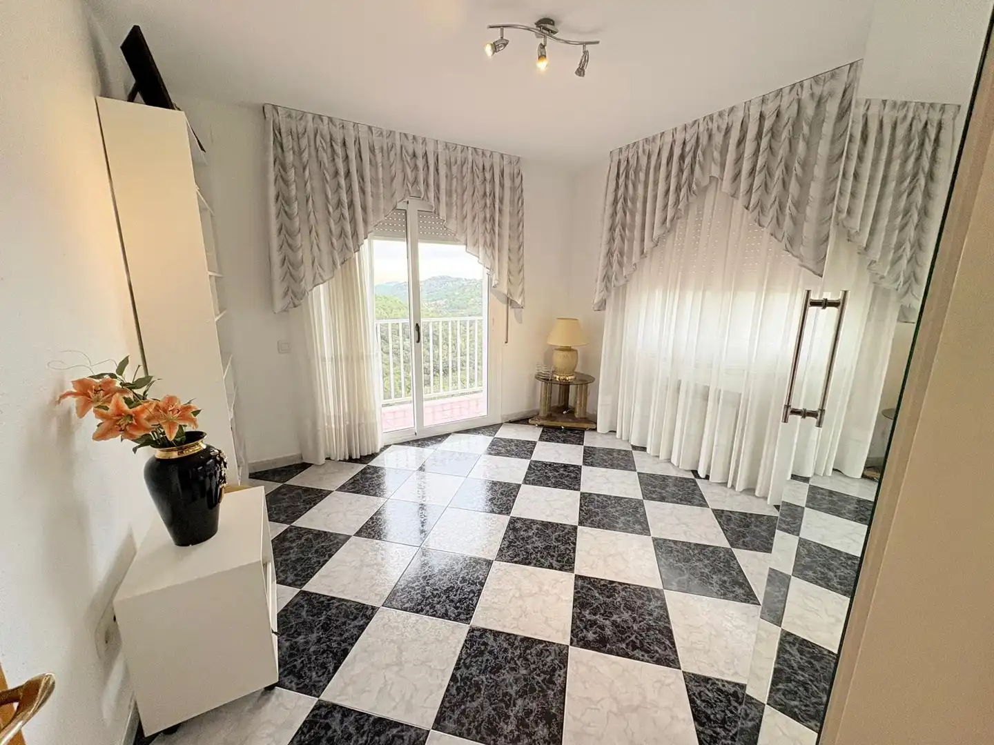 Sala de estar de Casa o chalet en venta en Corbera de Llobregat con Aire acondicionado, Calefacción y Jardín privado