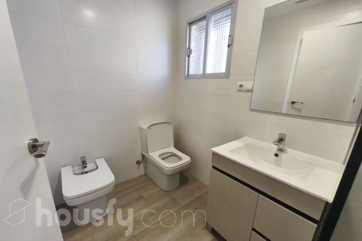 Bathroom of Flat for rent in Fuenlabrada  with Parquet flooring