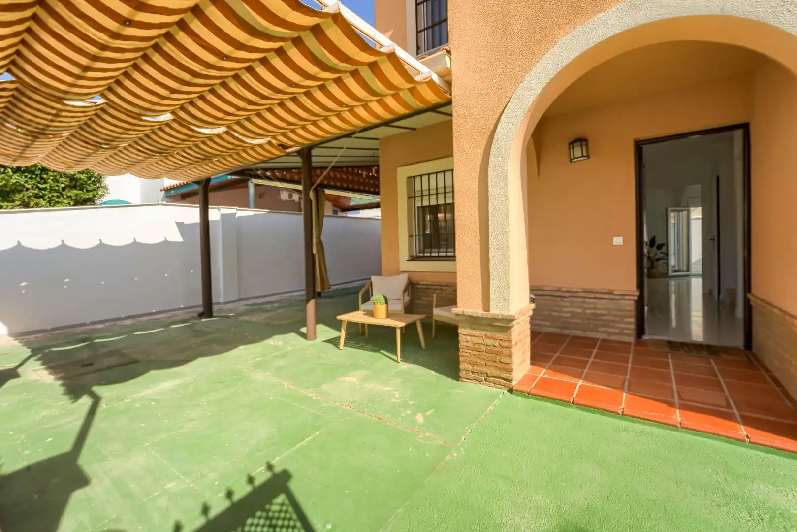 Terrassa de Casa adosada en venda en Espartinas amb Aire condicionat, Calefacció i Jardí privat