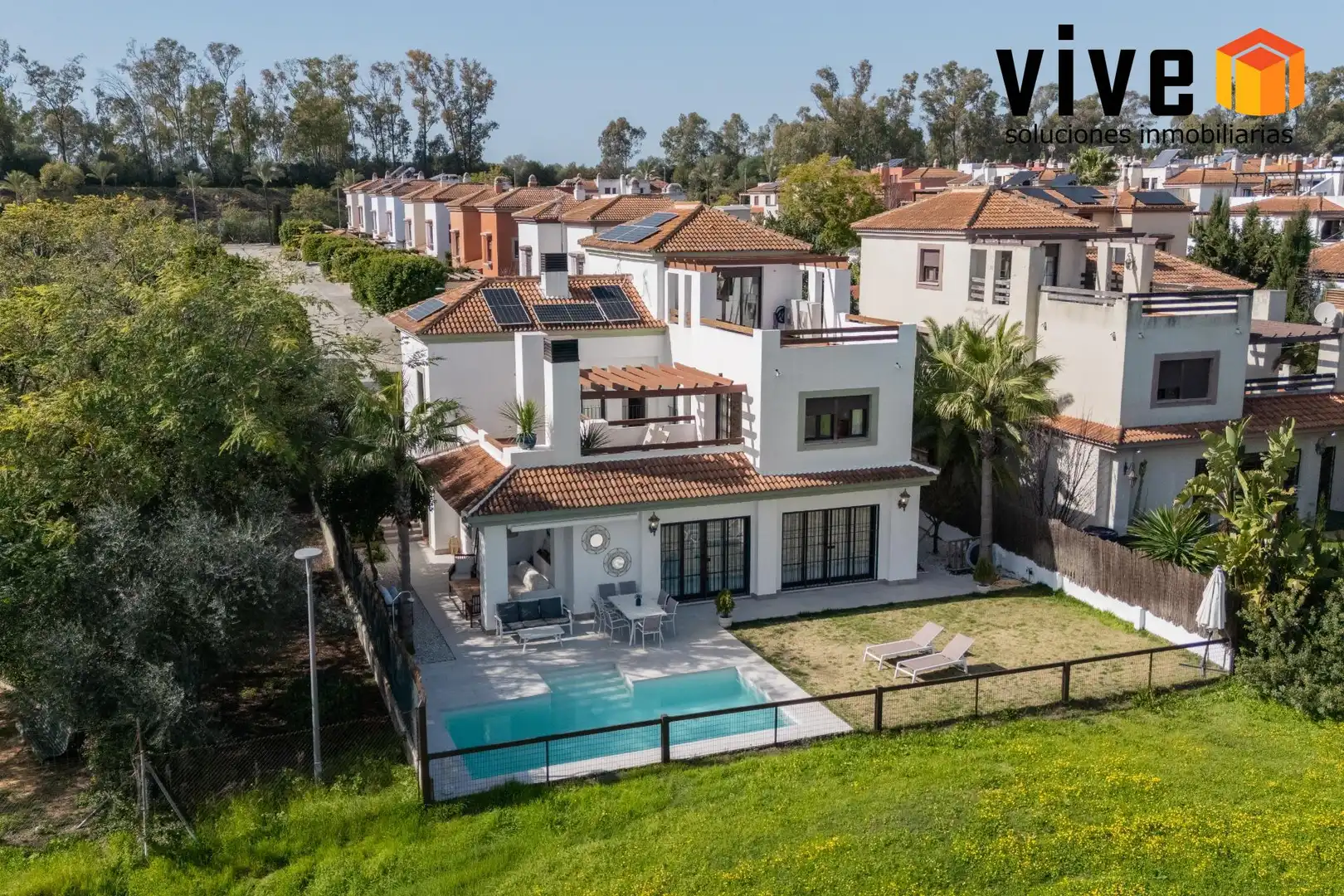 Vista exterior de Casa o xalet en venda en Guillena amb Aire condicionat, Calefacció i Terrassa