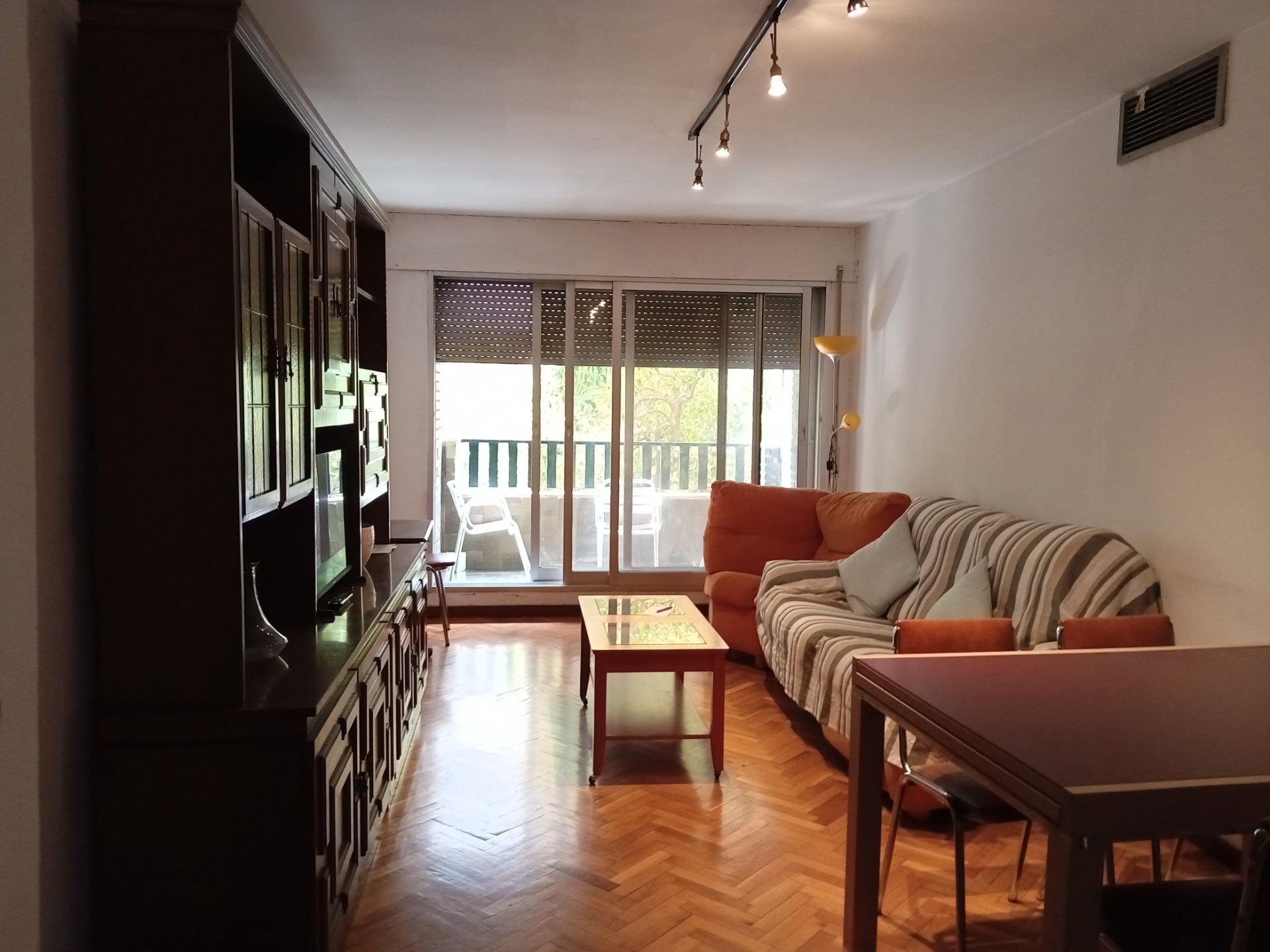 Living room of Flat to rent in  Zaragoza Capital  with Heating, Parquet flooring and Furnished