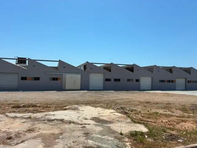 Außenansicht von Fabrikhallen zur Miete in Valls