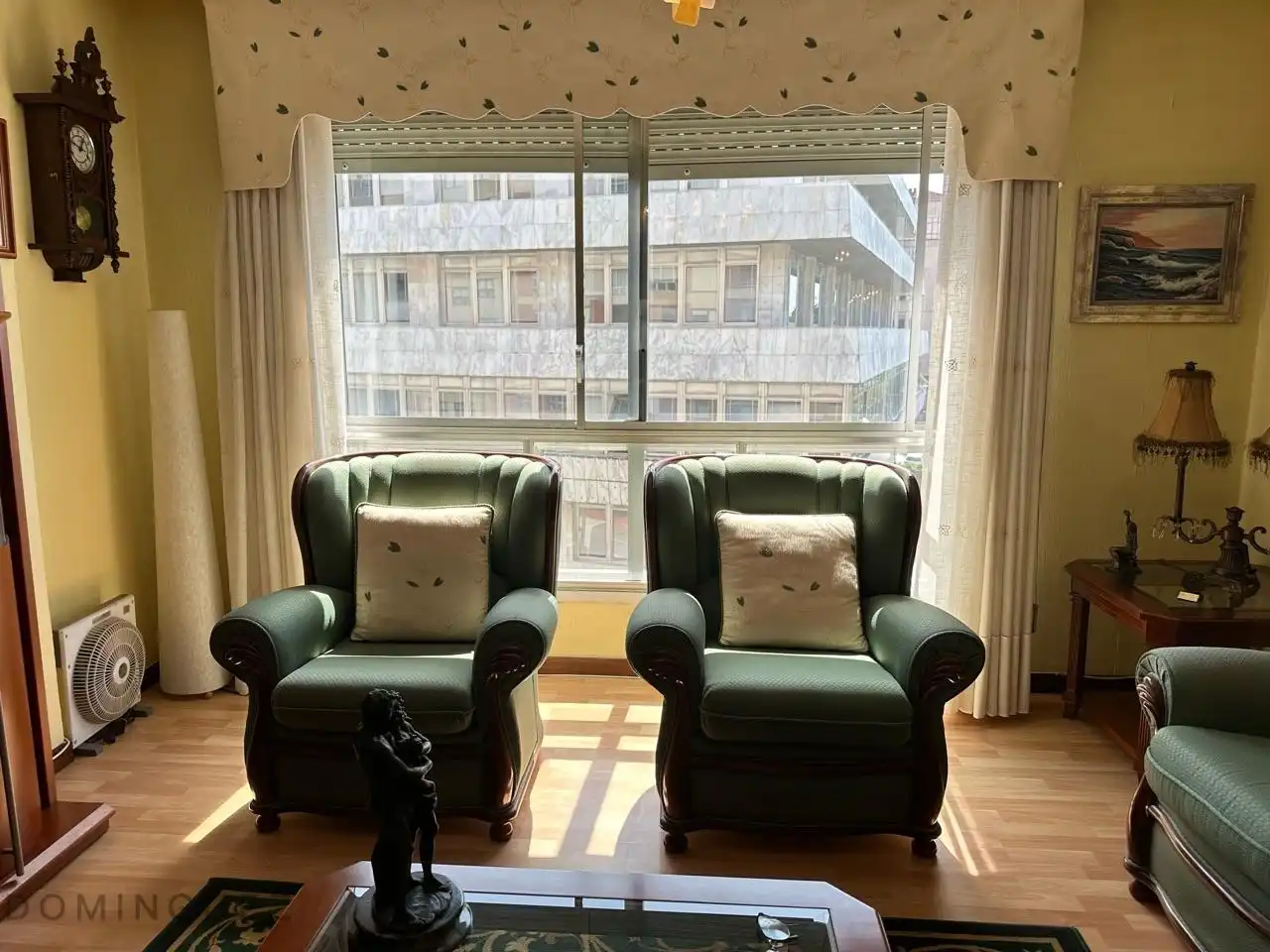 Sala d'estar de Apartament de lloguer en Vigo  amb Calefacció i Moblat
