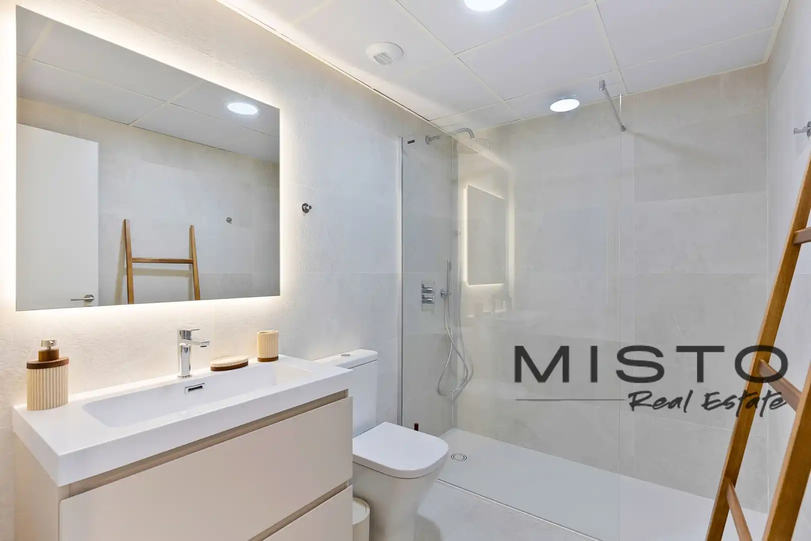 Bathroom of Flat for rent in Nueva Andalucía