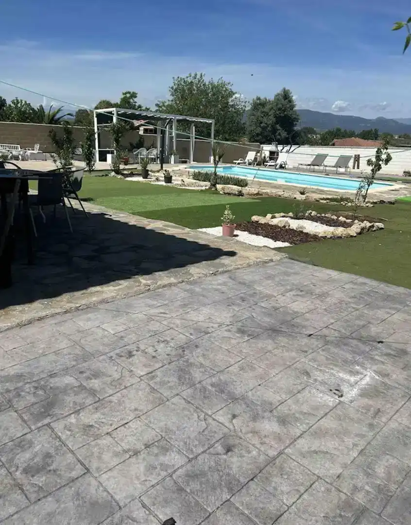 Piscina de Casa o xalet en venda en Lucillos amb Aire condicionat, Traster i Moblat