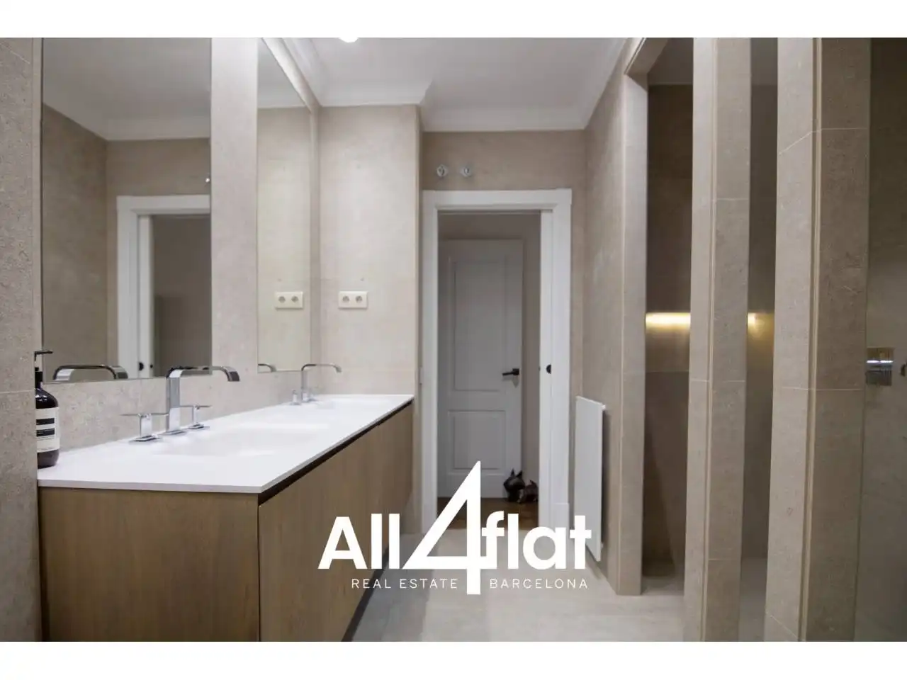 Bathroom of Flat for sale in Barcelona  with Air Conditioner, Heating and Parquet flooring