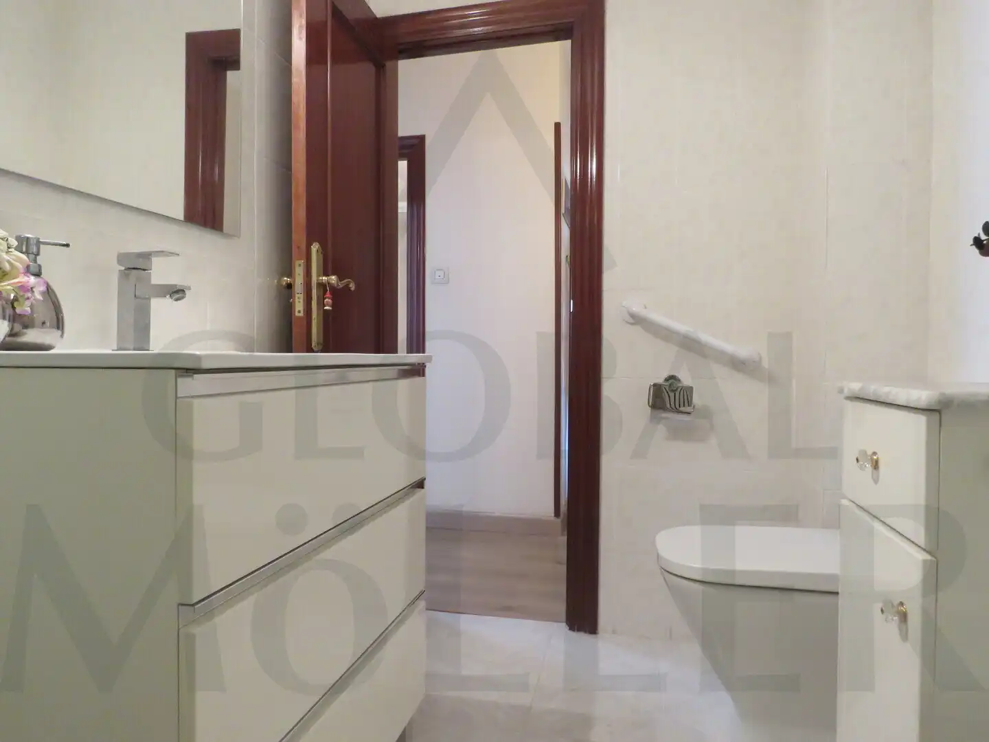 Baño de Piso en venta en Cartagena con Aire acondicionado, Amueblado y Horno