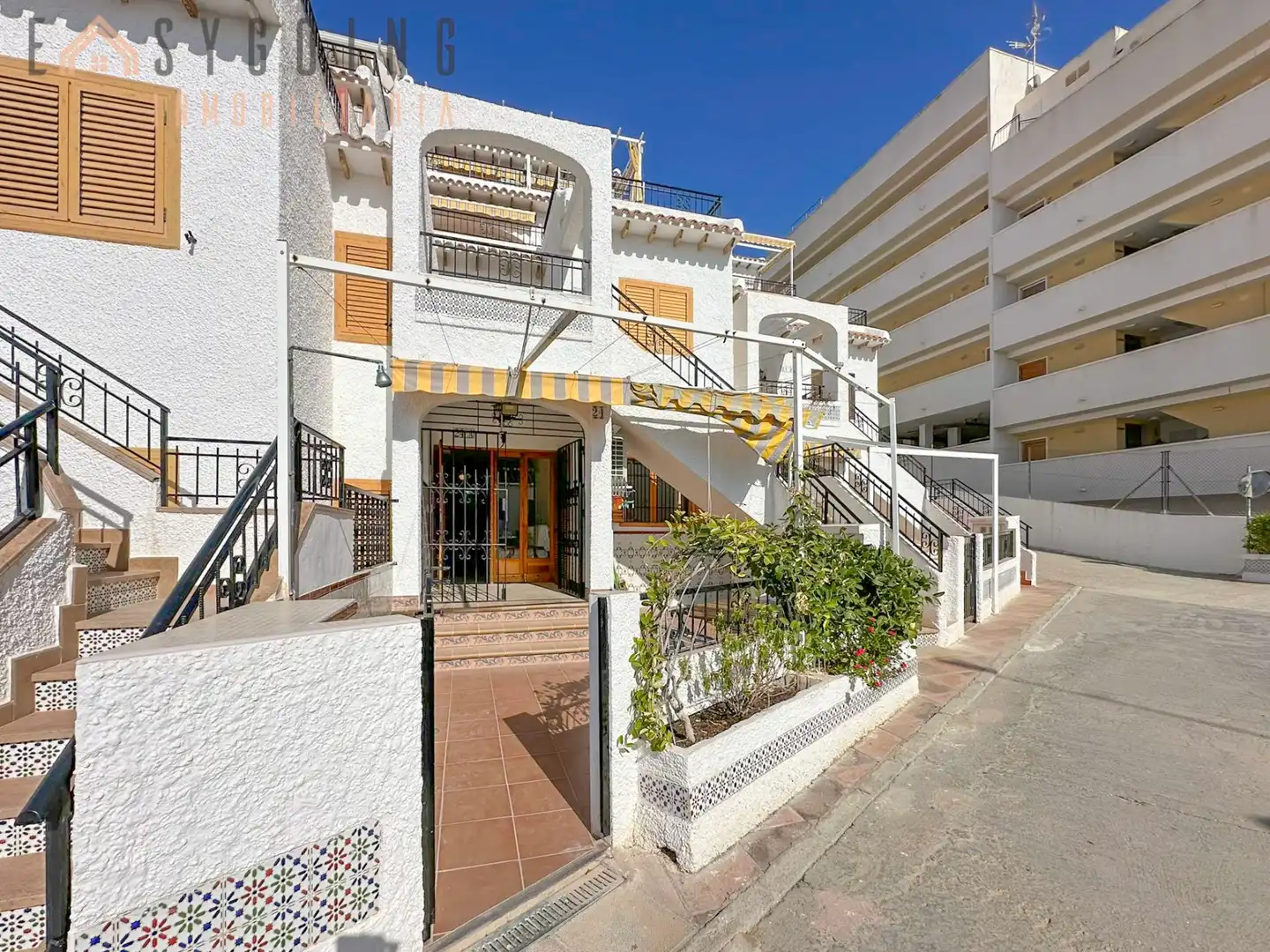 Vista exterior de Casa adosada en venda en Santa Pola amb Aire condicionat, Jardí privat i Terrassa