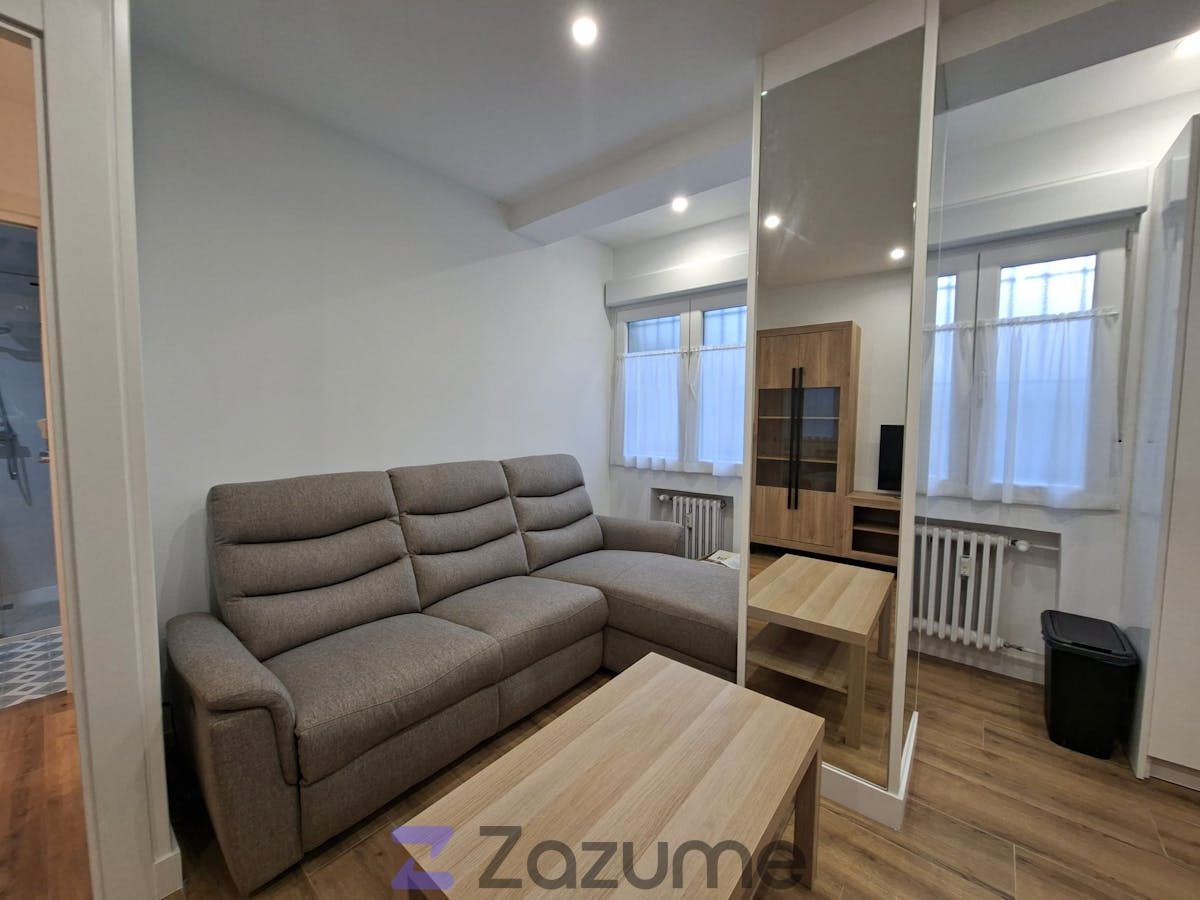 Living room of Flat for rent in Oviedo   with Heating, Storage room and Furnished