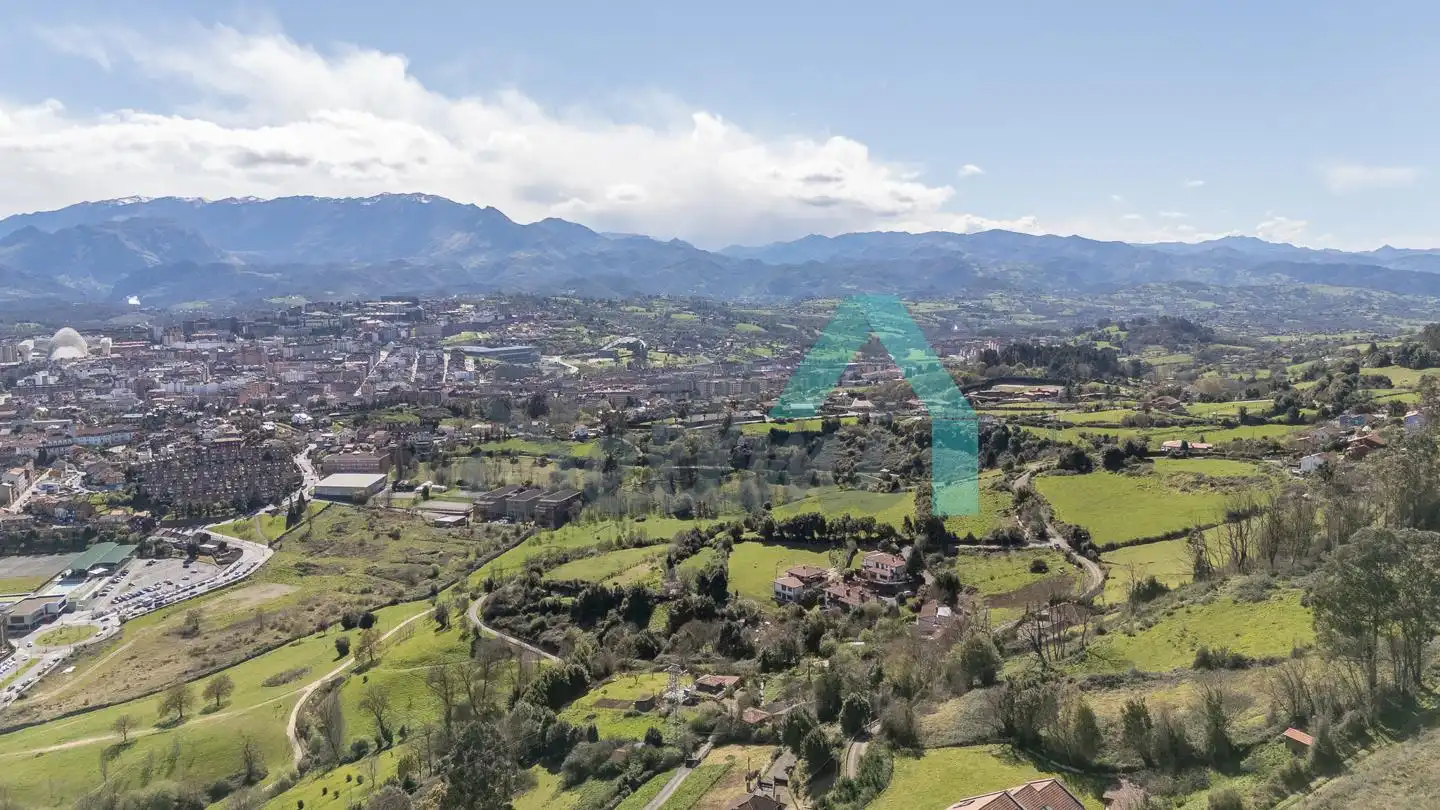 Vista exterior de Casa o xalet en venda en Oviedo  amb Jardí privat, Terrassa i Traster