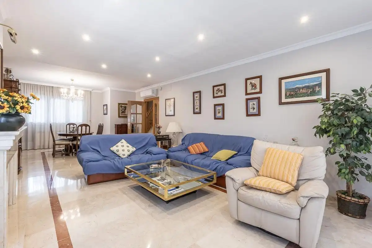 Sala de estar de Casa adosada en venta en Granada con Calefacción, Jardín privado y Terraza