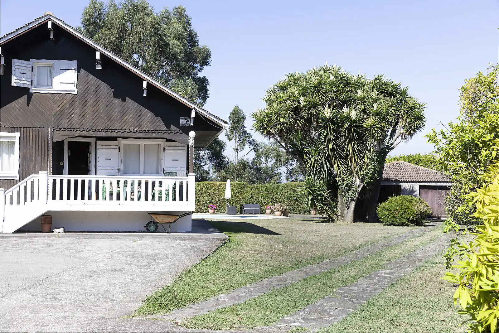 Vista exterior de Casa o chalet en venta en Oleiros con Calefacción, Jardín privado y Piscina