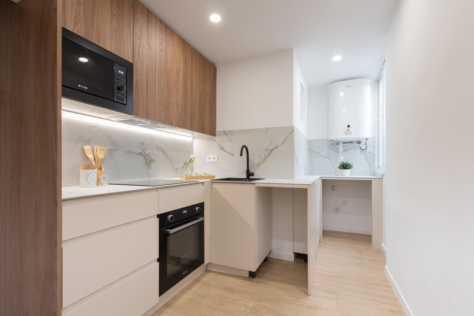 Kitchen of Apartment for sale in  Sevilla Capital  with Parquet flooring and Terrace