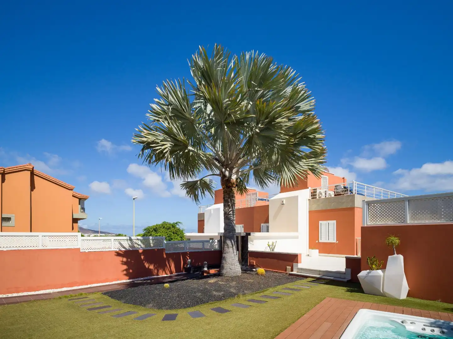 Vista exterior de Casa adosada en venda en Las Palmas de Gran Canaria amb Jardí privat, Terrassa i Traster