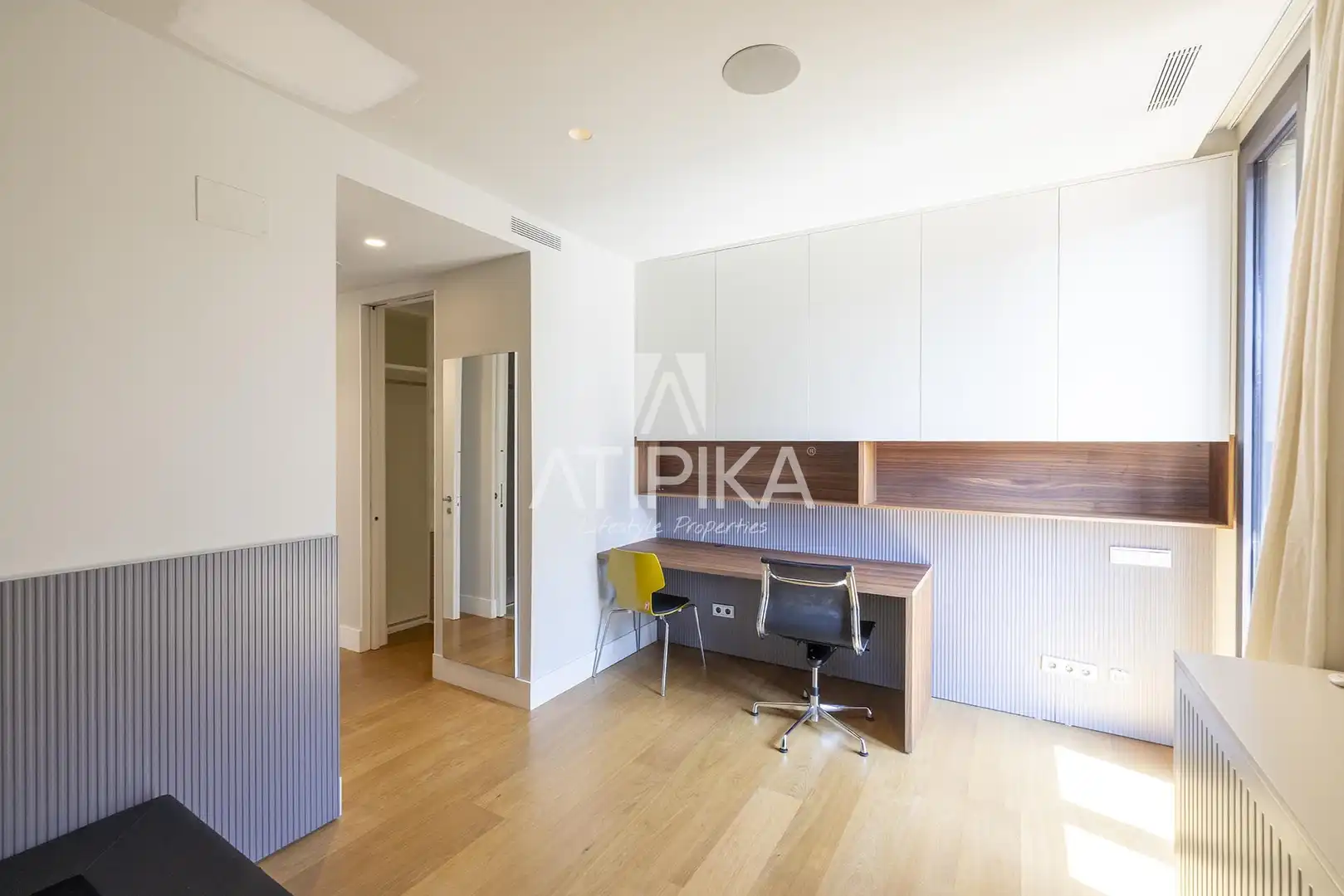 Schlafzimmer von Dachboden zur Miete in Barcelona mit Klimaanlage, Terrasse und Ofen