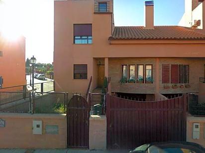 Vista exterior de Casa o xalet en venda en Las Gabias amb Jardí privat, Terrassa i Balcó