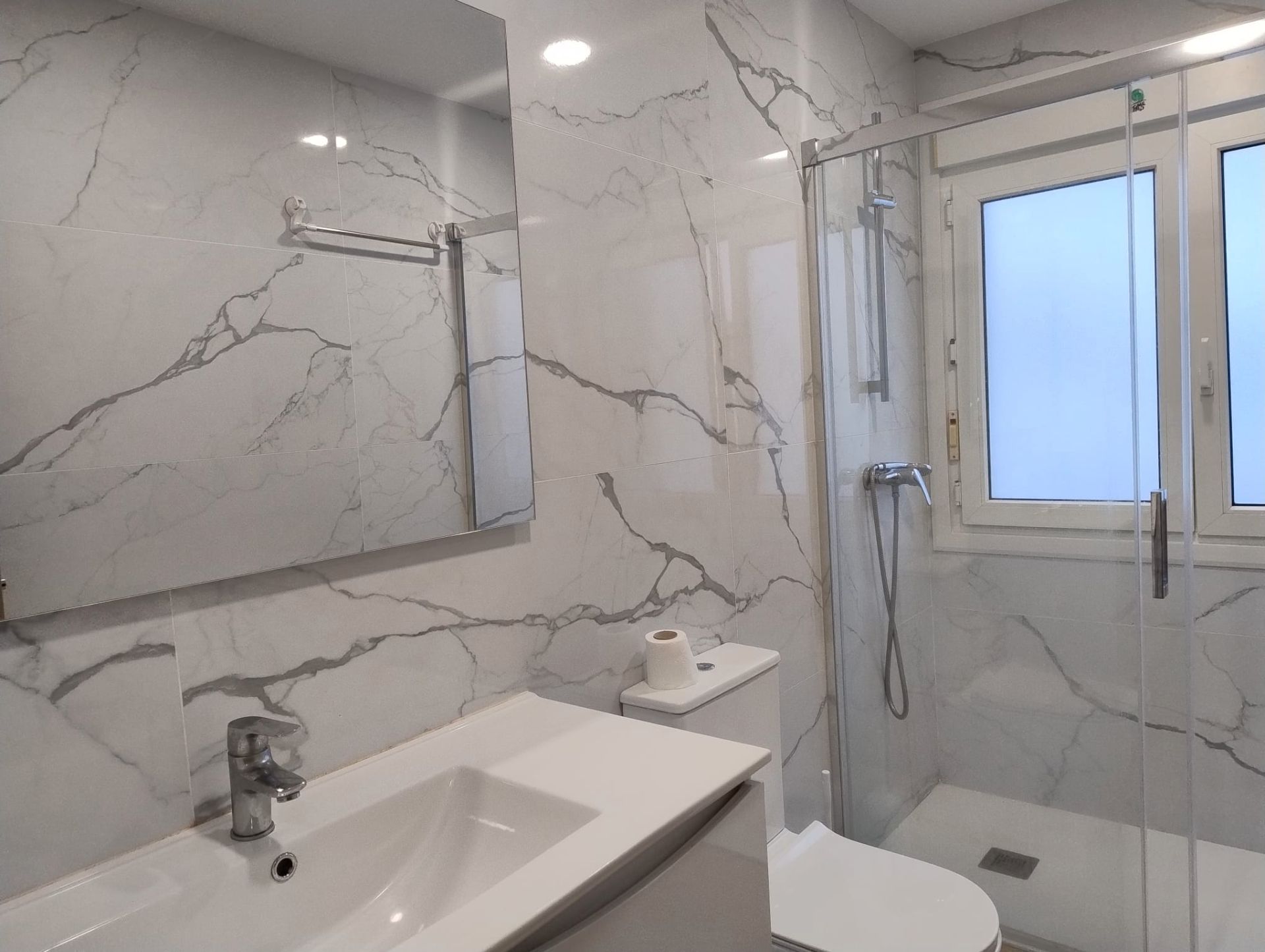 Bathroom of Flat to rent in Santiago de Compostela   with Heating, Furnished and Oven