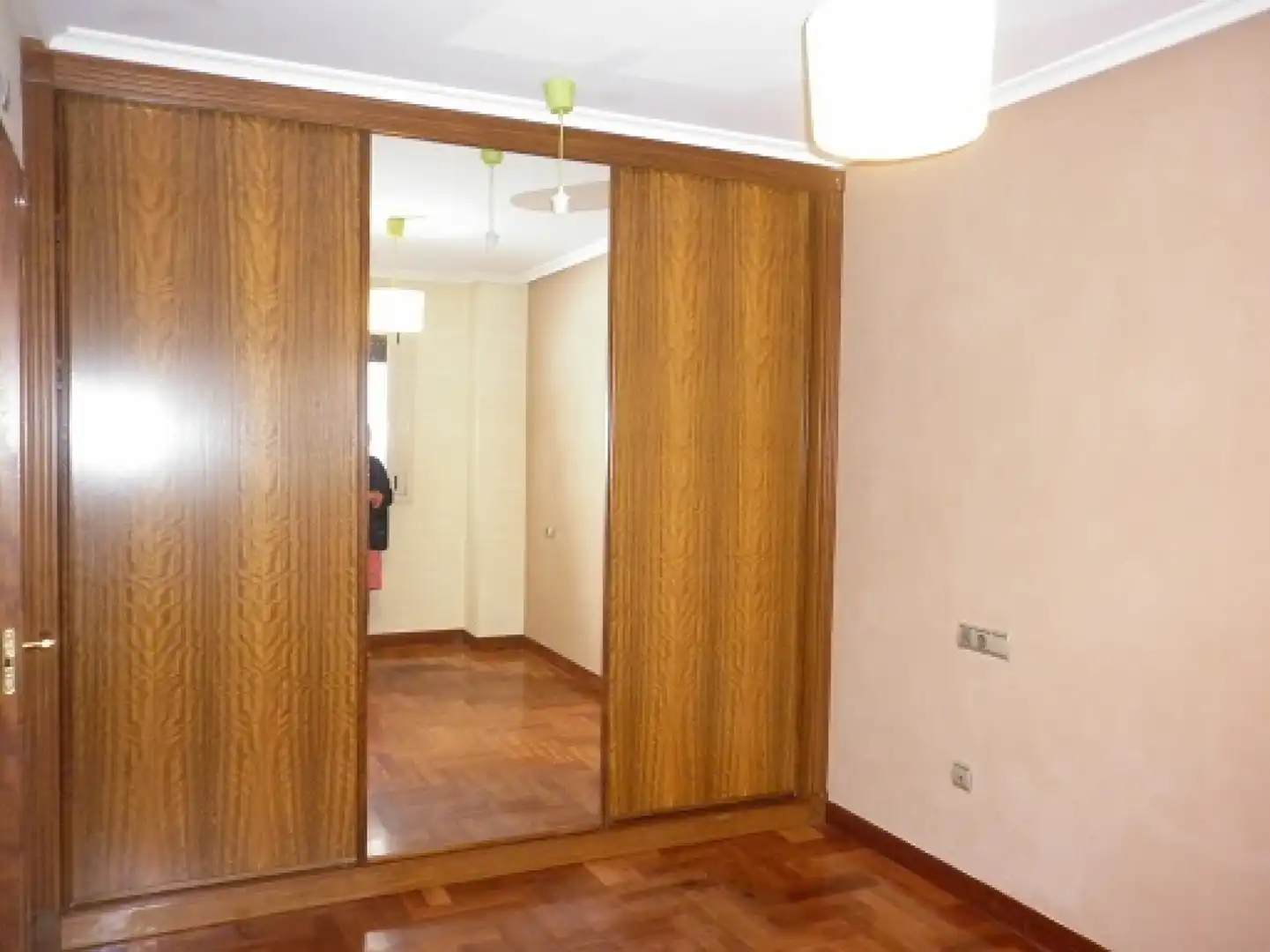 Dormitori de Pis de lloguer en Oviedo  amb Calefacció i Parquet