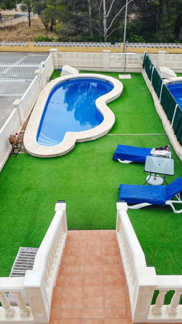 Piscina de Casa adosada en venda en La Nucia amb Aire condicionat, Jardí privat i Terrassa