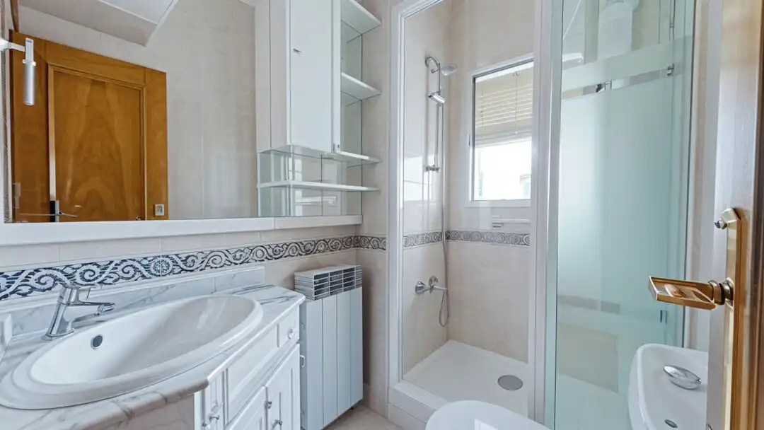 Badezimmer von Wohnung zum Verkauf in Madrid mit Heizung, Terrasse und Abstellraum