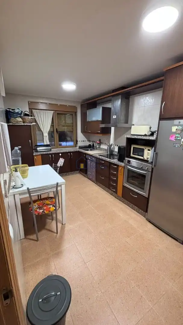 Cuina de Casa adosada en venda en Sariegos amb Calefacció, Parquet i Terrassa