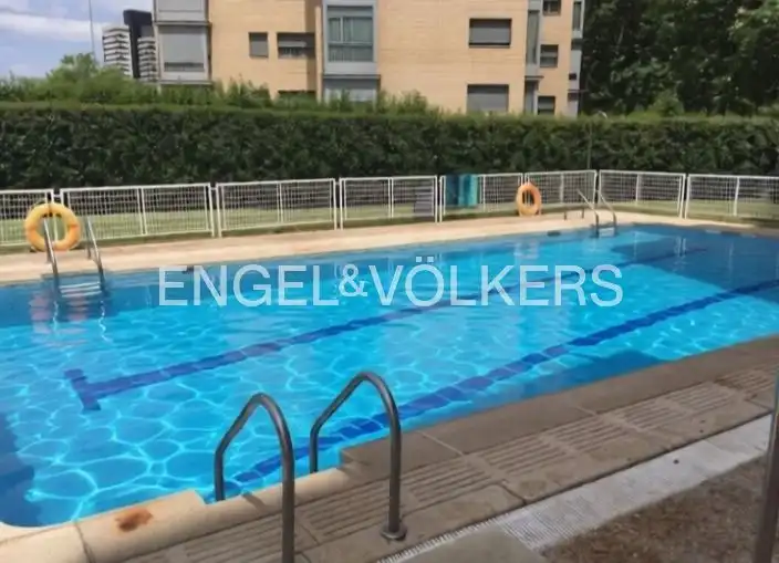 Schwimmbecken von Wohnung zur Miete in  Madrid Capital mit Klimaanlage, Heizung und Privatgarten