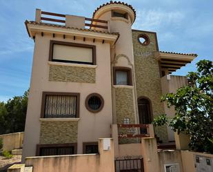 Vista exterior de Casa o xalet en venda en Orihuela amb Aire condicionat i Piscina