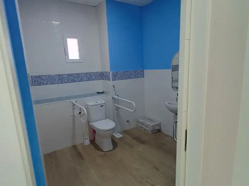 Badezimmer von Geschaftsraum zur Miete in Pedanías Este