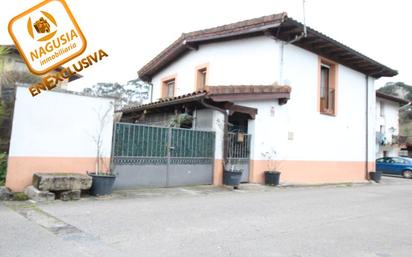 Vista exterior de Casa adosada en venda en Liendo amb Calefacció, Moblat i Balcó