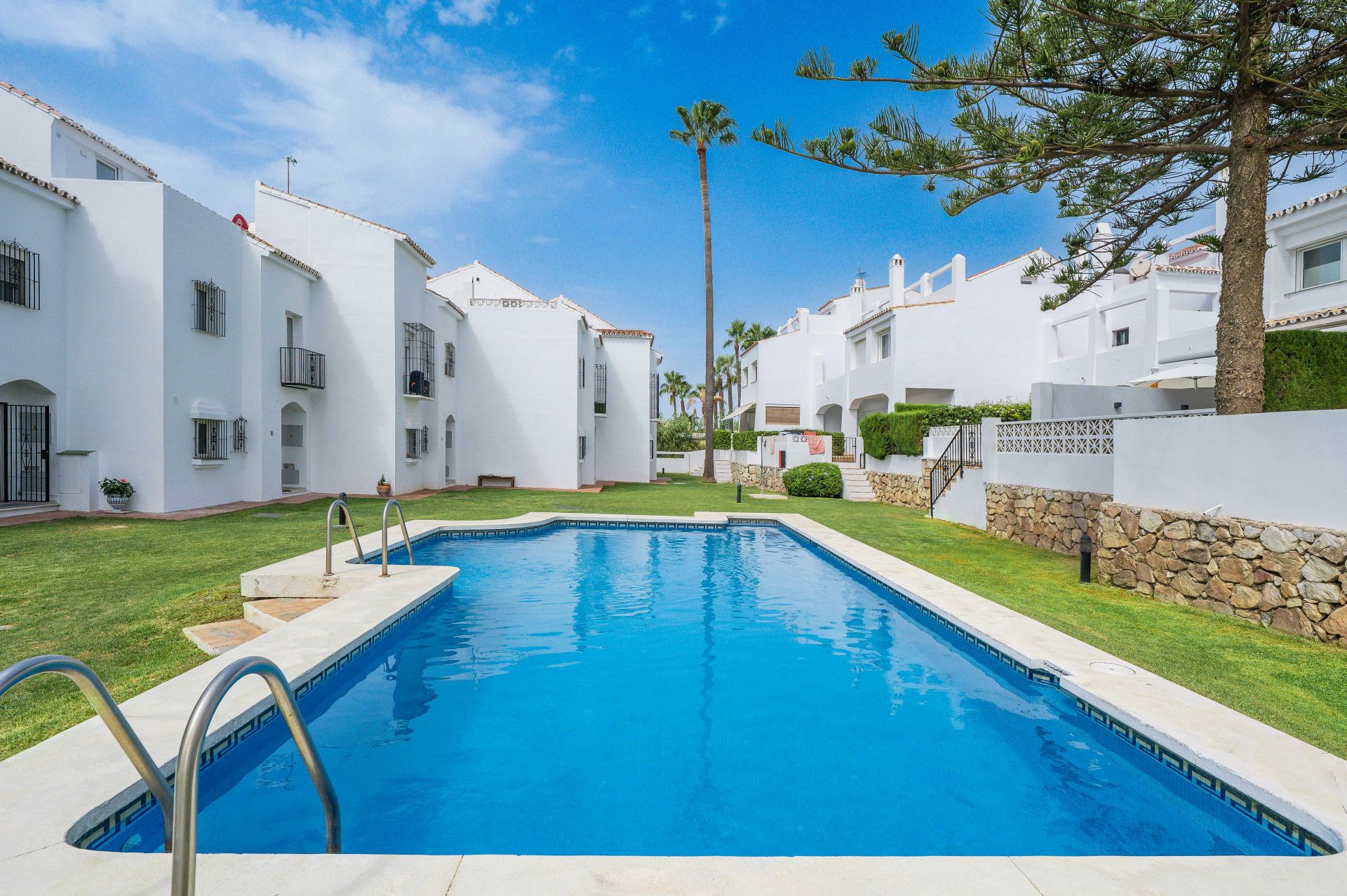 Piscina de Casa adosada en venta en Marbella con Aire acondicionado, Jardín privado y Terraza