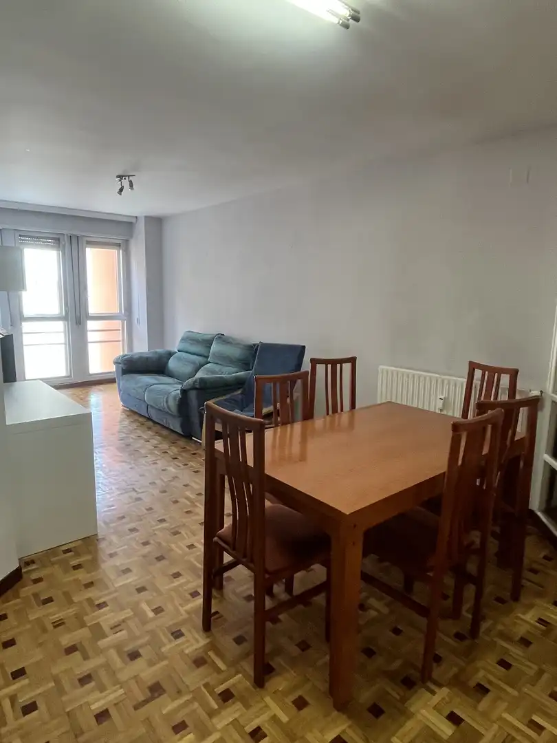 Sala d'estar de Pis en venda en Soria Capital  amb Parquet, Terrassa i Moblat