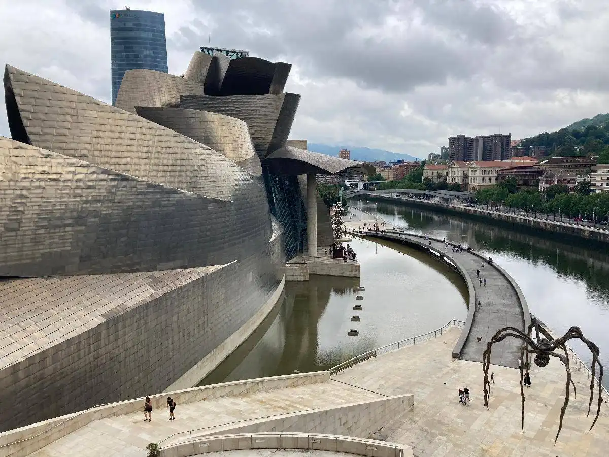 Vista exterior de Pis en venda en Bilbao  amb Calefacció i Traster